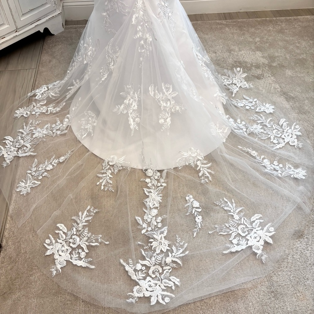 NEW Elegant White Wedding Dress with Appliques NWT Size L/14 - Picture 9 of 14